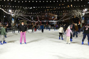 Overland Park, Kansas - 30 Aralık 2023 Şehir Merkezi Plaza Parkı 'nda buz pateni