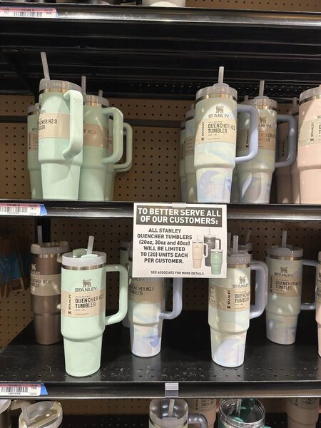 Олате, Канзас - 13 января 2024 года: Местный ритейлер ограничивает продажи Стэнли Тамблера из-за последнего увлечения