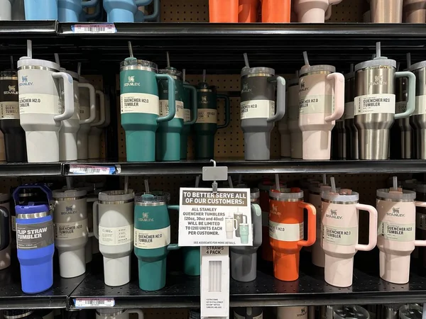 Olathe, Kansas - 13 Ocak 2024: Yerel perakendeciler Stanley Tumbler 'ın satışlarını son çılgınlık nedeniyle sınırladı