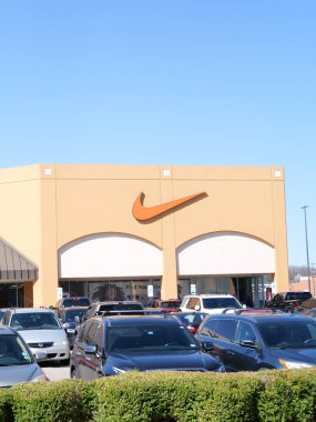 Branson, Missouri - 11 Mart 2024: Tanger Outlet Outlet Alışveriş Merkezi