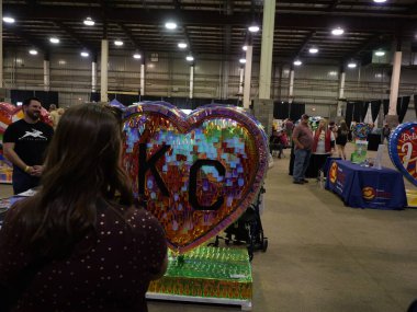 Kansas City Kupa Geçidi Festivali Kansas City, Missouri 'deki Amerikan Kraliyet Binası' nda başladı..