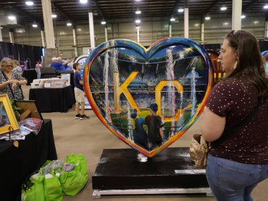 Kansas City Kupa Geçidi Festivali Kansas City, Missouri 'deki Amerikan Kraliyet Binası' nda başladı..