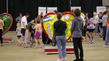 Kansas City Kupa Geçidi Festivali Kansas City, Missouri 'deki Amerikan Kraliyet Binası' nda başladı..