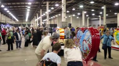 Kansas City Kupa Geçidi Festivali Kansas City, Missouri 'deki Amerikan Kraliyet Binası' nda başladı..