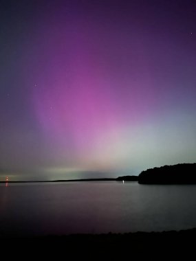 Aurora Borealis Kuzey Işıkları ABD 'nin orta batısındaki Paola Kansas' taki Hillsdale Gölü 'nde