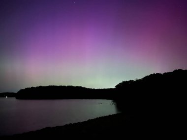 Aurora Borealis Kuzey Işıkları ABD 'nin orta batısındaki Paola Kansas' taki Hillsdale Gölü 'nde
