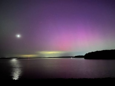 Aurora Borealis Kuzey Işıkları ABD 'nin orta batısındaki Paola Kansas' taki Hillsdale Gölü 'nde