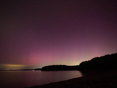 Aurora Borealis Kuzey Işıkları ABD 'nin orta batısındaki Paola Kansas' taki Hillsdale Gölü 'nde