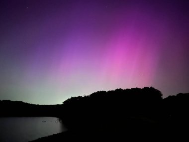 Aurora Borealis Kuzey Işıkları ABD 'nin orta batısındaki Paola Kansas' taki Hillsdale Gölü 'nde