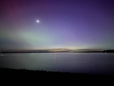 Aurora Borealis Kuzey Işıkları ABD 'nin orta batısındaki Paola Kansas' taki Hillsdale Gölü 'nde