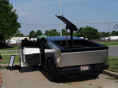 Olathe, Kansas - 8 Haziran 2024: Tesla Cybertruck with Replica Gun - Cyberpunk Style Electric Vehicle