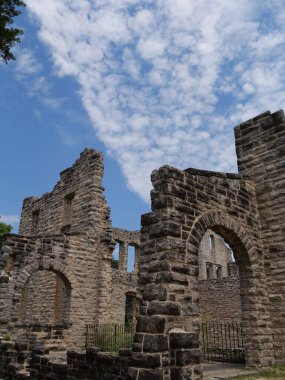 Camdenton, Missouri - 22 Haziran 2024: Ha Ha Tonka Eyalet Parkı Kalesi Ozarks Gölü yakınlarındaki harabeler