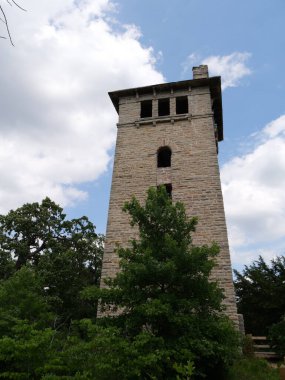 Camdenton, Missouri - 22 Haziran 2024: Ha Ha Tonka Eyalet Parkı Kalesi Ozarks Gölü yakınlarındaki harabeler