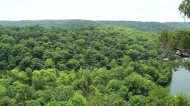 Camdenton, Missouri - 22 Haziran 2024: Ha Ha Tonka Eyalet Parkı Kalesi Ozarks Gölü yakınlarındaki harabeler