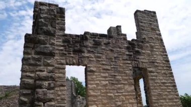 Camdenton, Missouri - 22 Haziran 2024: Ha Ha Tonka Eyalet Parkı Kalesi Ozarks Gölü yakınlarındaki harabeler