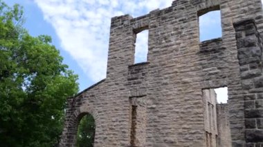 Camdenton, Missouri - 22 Haziran 2024: Ha Ha Tonka Eyalet Parkı Kalesi Ozarks Gölü yakınlarındaki harabeler