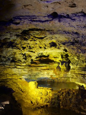 Missouri 'deki Ozarks Gölü yakınlarındaki Doğal Mağara.