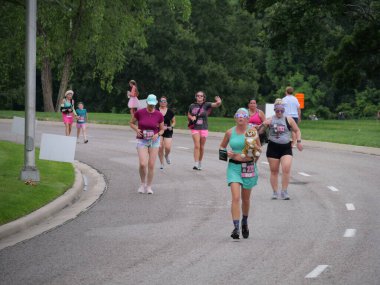 Overland Park, Kansas - 21 Temmuz 2024: Diva Dash 5k ve 10k Overland Park, KS