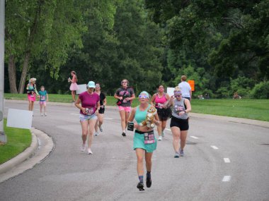 Overland Park, Kansas - 21 Temmuz 2024: Diva Dash 5k ve 10k Overland Park, KS