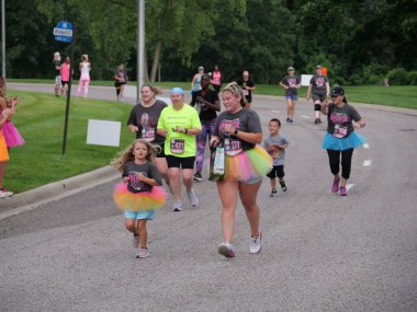 Overland Park, Kansas - 21 Temmuz 2024: Diva Dash 5k ve 10k Overland Park, KS