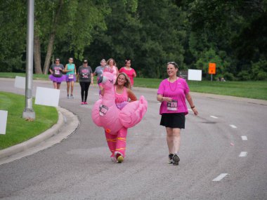 Overland Park, Kansas - 21 Temmuz 2024: Diva Dash 5k ve 10k Overland Park, KS