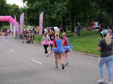Overland Park, Kansas - 21 Temmuz 2024: Diva Dash 5k ve 10k Overland Park, KS