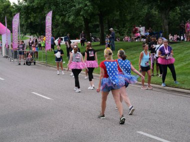 Overland Park, Kansas - 21 Temmuz 2024: Diva Dash 5k ve 10k Overland Park, KS