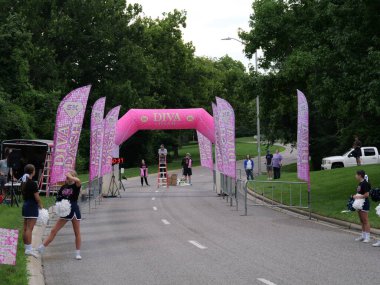 Overland Park, Kansas - July 21, 2024: Diva Dash 5k and 10k at Corporate Woods in Overland Park, KS clipart