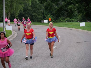 Overland Park, Kansas - 21 Temmuz 2024: Diva Dash 5k ve 10k Overland Park, KS