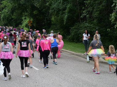 Overland Park, Kansas - 21 Temmuz 2024: Diva Dash 5k ve 10k Overland Park, KS