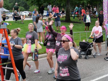 Overland Park, Kansas - 21 Temmuz 2024: Diva Dash 5k ve 10k Overland Park, KS