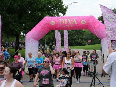 Overland Park, Kansas - 21 Temmuz 2024: Diva Dash 5k ve 10k Overland Park, KS