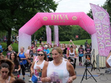 Overland Park, Kansas - 21 Temmuz 2024: Diva Dash 5k ve 10k Overland Park, KS