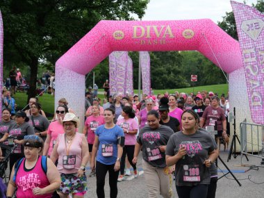 Overland Park, Kansas - 21 Temmuz 2024: Diva Dash 5k ve 10k Overland Park, KS