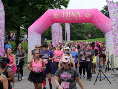 Overland Park, Kansas - 21 Temmuz 2024: Diva Dash 5k ve 10k Overland Park, KS