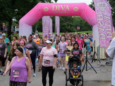 Overland Park, Kansas - 21 Temmuz 2024: Diva Dash 5k ve 10k Overland Park, KS