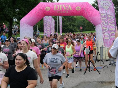 Overland Park, Kansas - 21 Temmuz 2024: Diva Dash 5k ve 10k Overland Park, KS