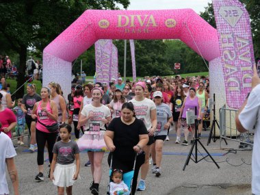 Overland Park, Kansas - 21 Temmuz 2024: Diva Dash 5k ve 10k Overland Park, KS