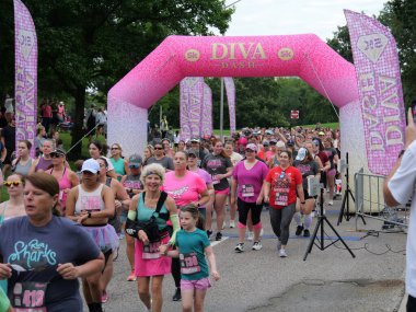 Overland Park, Kansas - 21 Temmuz 2024: Diva Dash 5k ve 10k Overland Park, KS