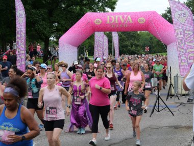 Overland Park, Kansas - 21 Temmuz 2024: Diva Dash 5k ve 10k Overland Park, KS