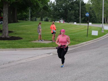 Overland Park, Kansas - 21 Temmuz 2024: Diva Dash 5k ve 10k Overland Park, KS