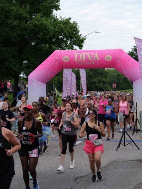 Overland Park, Kansas - 21 Temmuz 2024: Diva Dash 5k ve 10k Overland Park, KS