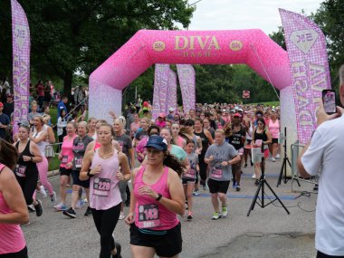 Overland Park, Kansas - 21 Temmuz 2024: Diva Dash 5k ve 10k Overland Park, KS