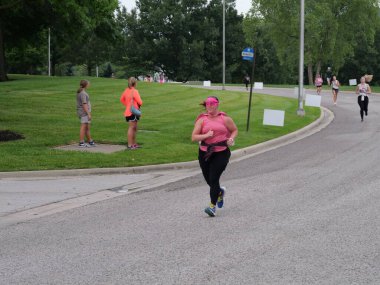 Overland Park, Kansas - 21 Temmuz 2024: Diva Dash 5k ve 10k Overland Park, KS