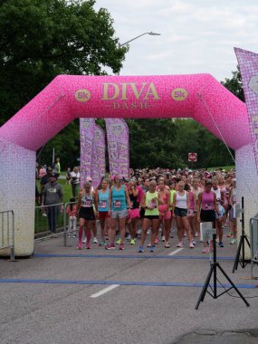 Overland Park, Kansas - 21 Temmuz 2024: Diva Dash 5k ve 10k Overland Park, KS