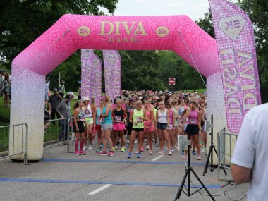 Overland Park, Kansas - 21 Temmuz 2024: Diva Dash 5k ve 10k Overland Park, KS
