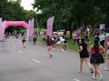 Overland Park, Kansas - 21 Temmuz 2024: Diva Dash 5k ve 10k Overland Park, KS