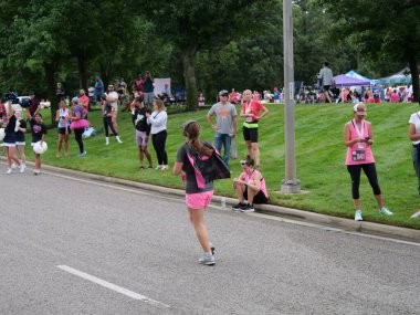 Overland Park, Kansas - 21 Temmuz 2024: Diva Dash 5k ve 10k Overland Park, KS