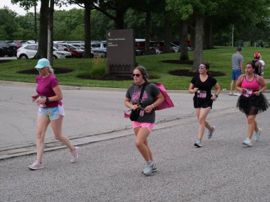 Overland Park, Kansas - 21 Temmuz 2024: Diva Dash 5k ve 10k Overland Park, KS