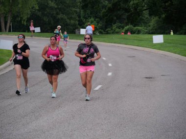 Overland Park, Kansas - 21 Temmuz 2024: Diva Dash 5k ve 10k Overland Park, KS